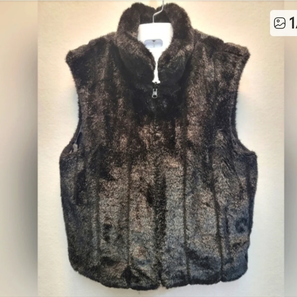 Reversible Black Faux Fur Vest Unbranded M/L Zipper closure slit pockets